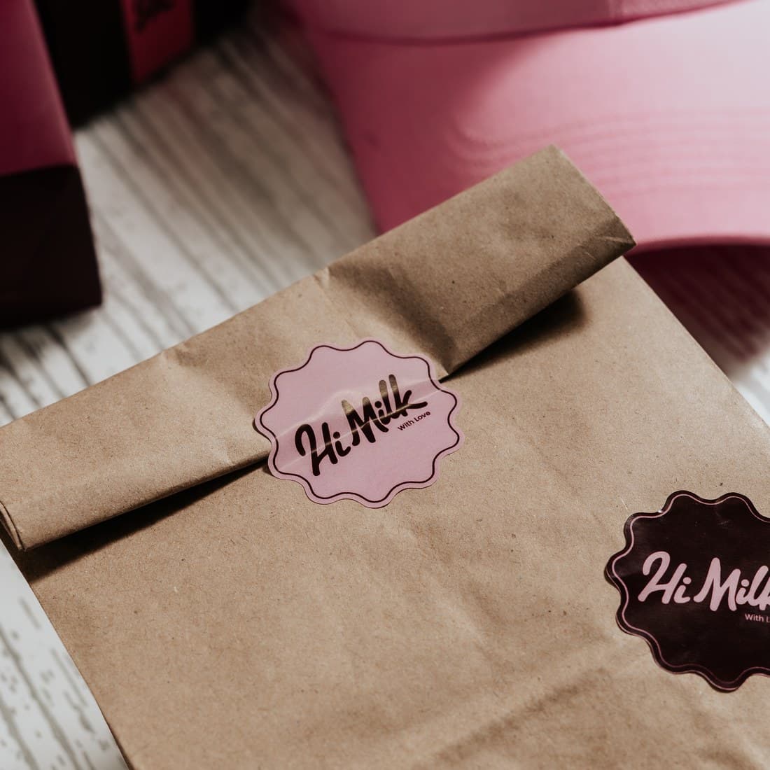 Bolsa de papel sellada con el sello de Hi Milk